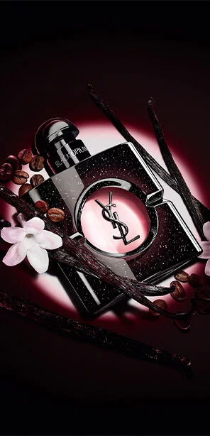 Le flacon Black Opium Eau de Parfum accompagne de fleurs de jasmin blanc, de gousses de vanille et de grains de cafe torrefies.