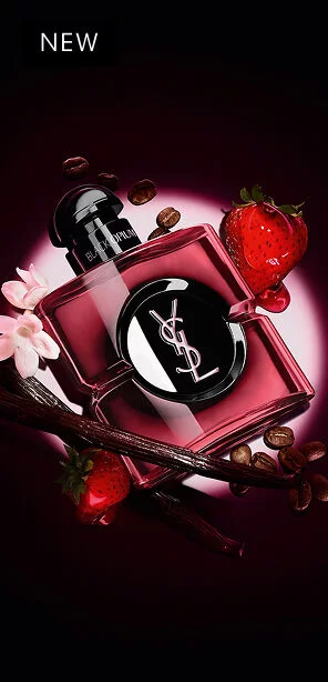 Le flacon Black Opium Eau de Parfum Pink Glaze entoure de fraises fraiches, de gousses de vanille, de grains de cafe et de jasmin.