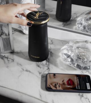 口紅 YVES SAINT LAURENT ROUGE SUR MESURE Dress your lips your way using YSL Beauty's Rouge Sur Mesure.