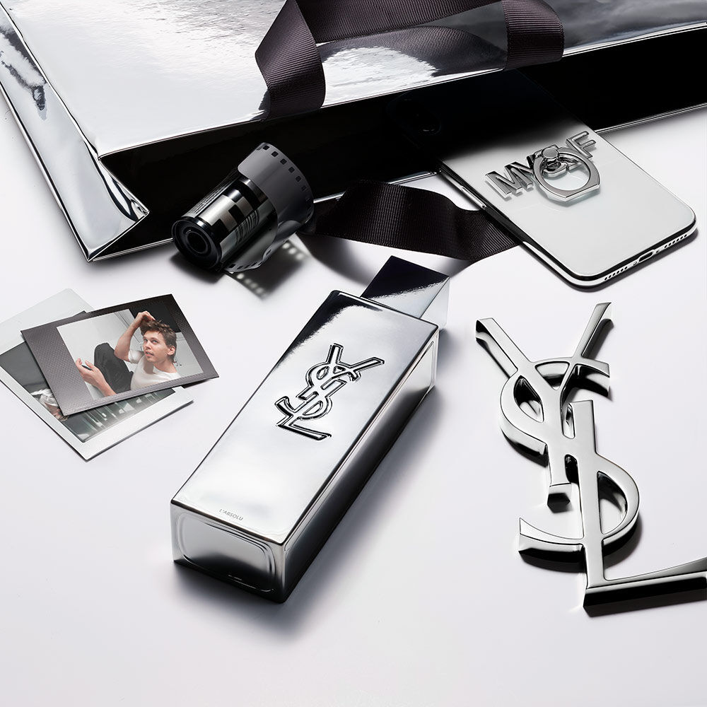 洋書 Yves Saint Laurent The UniverseofFashion INDULGE IN COUTURE SATIN LIP WEAR WITH THE NEW ROUGE PUR