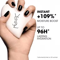 Main aux ongles noirs tenant le serum-en-creme mains et corps Care Crush, un accessoire soin blanc en forme de coeur.
