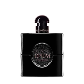Le flacon Black Opium Le Parfum en laque noire brillante, avec un medaillon noir et le logo YSL.