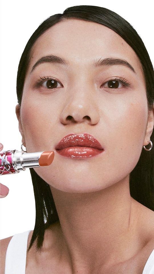 Mannequin portant YSL LOVESHINE CANDY GLAZE, pour des lèvres hydratées et au fini brillant.