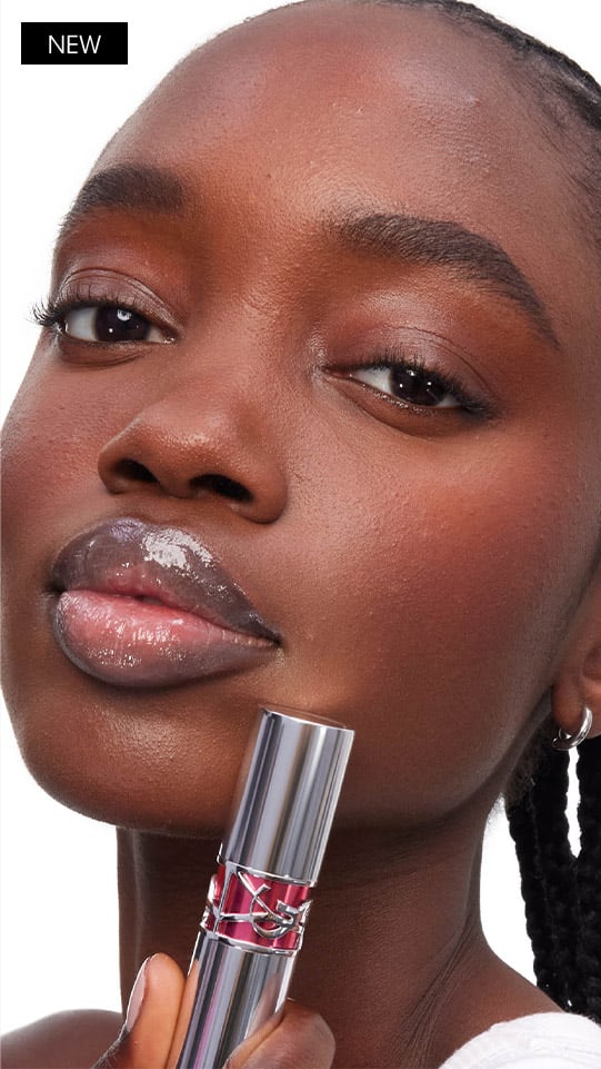Mannequin portant YSL LOVESHINE CANDY GLAZE, arborant des lèvres repulpées au fini brillant.