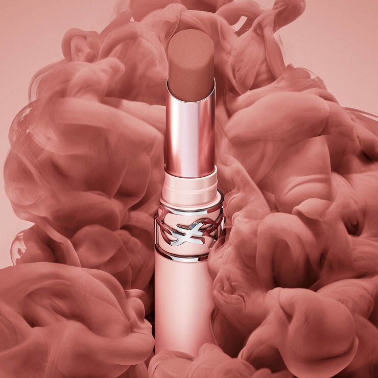YSL LOVENUDE Lip Blusher en teinte 7, ouvert, entouré de nuages éthérés de pigments roses et nude.