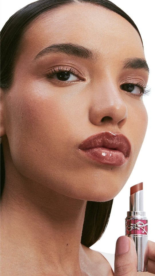 Mannequin portant YSL LOVESHINE CANDY GLAZE, pour des lèvres au fini ultra-brillant.