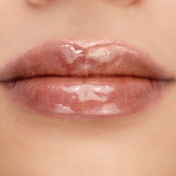 Model lips wearing YSL Loveshine Lip Oil Gloss in 12 Honey Moon