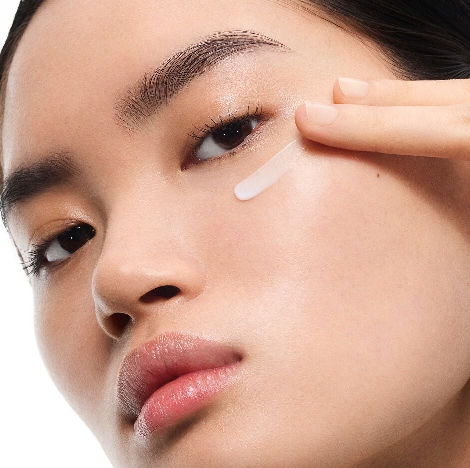 Le mannequin Mingma applique la crème contour des yeux YSL Pure Shots Eye Reboot Cream, mettant en valeur sa texture délicate.