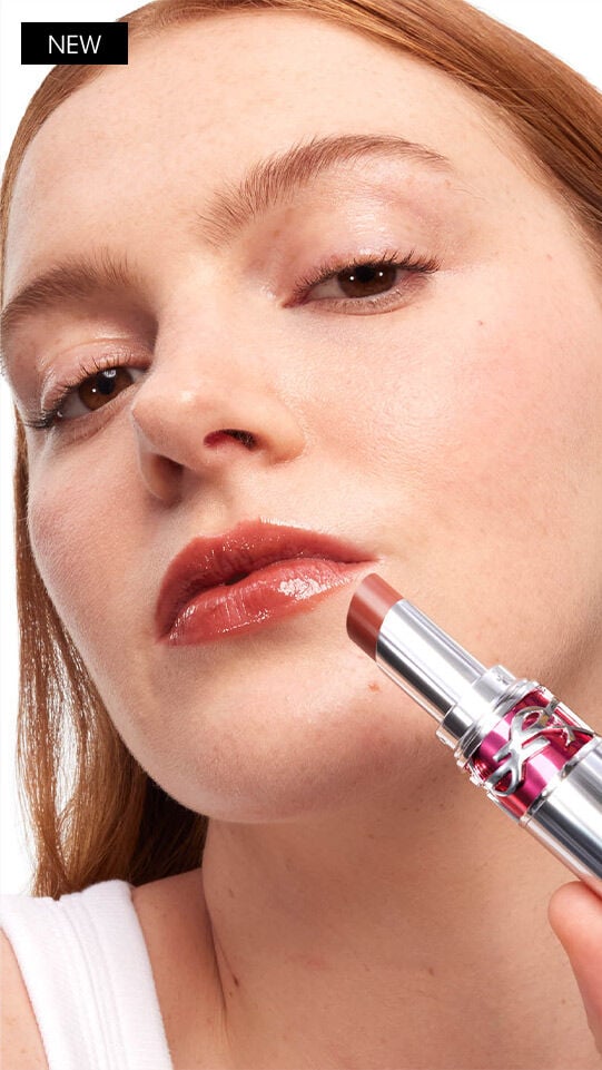 Mannequin appliquant le brillant à lèvres YSL LOVESHINE CANDY GLAZE, pour un éclat lumineux.