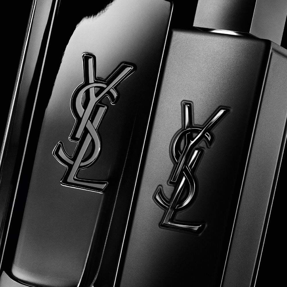  Gros plan comparatif entre le flacon noir mat de MYSLF Le Parfum et le flacon brillant de MYSLF Eau de Parfum.