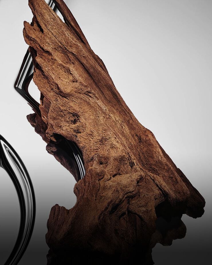  Gros plan sur une écorce de bois marron et texturée.